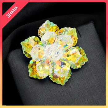 Луксозна сверкающая брошка във формата на цвете от изкуствен кристал с елегантен иконата Темперамент Аксесоари за мъжки и дамски дрехи Игли